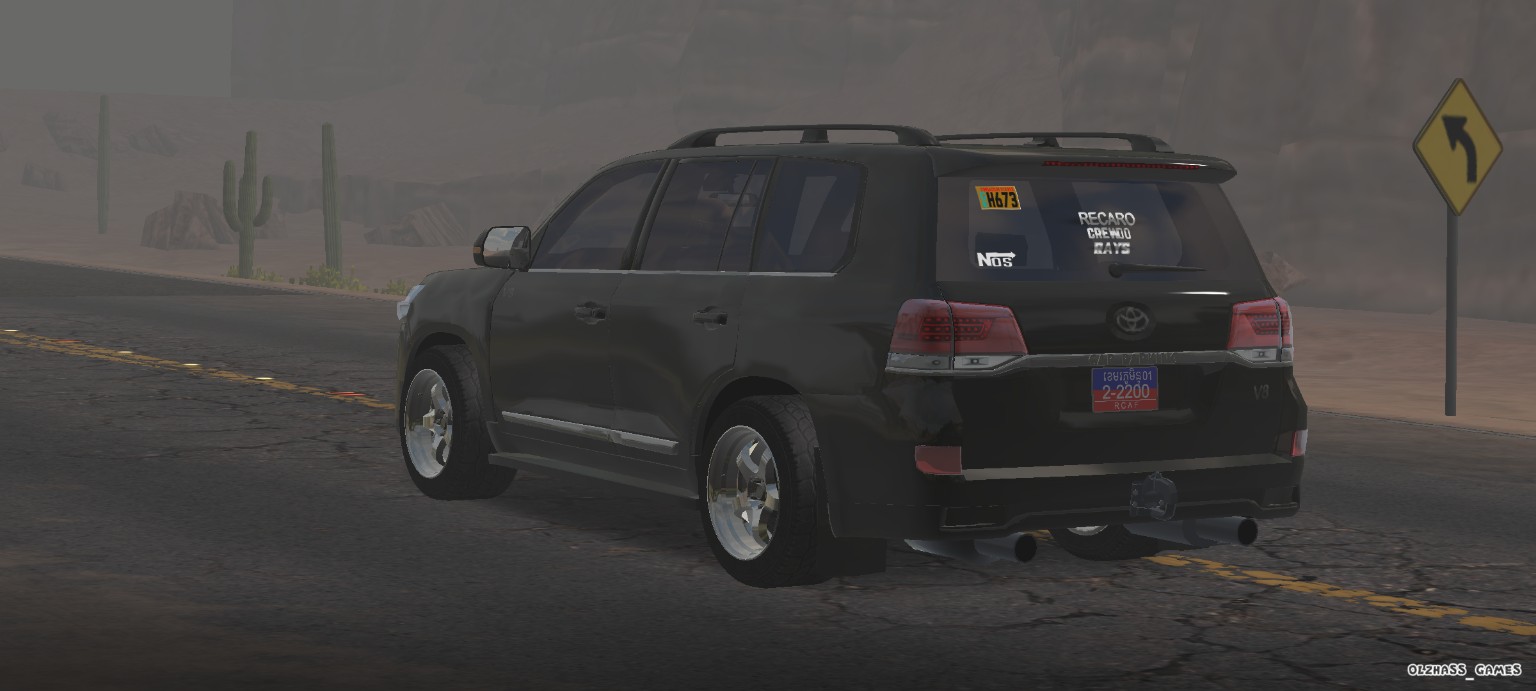 Land Cruiser V8 rear three-quarter view