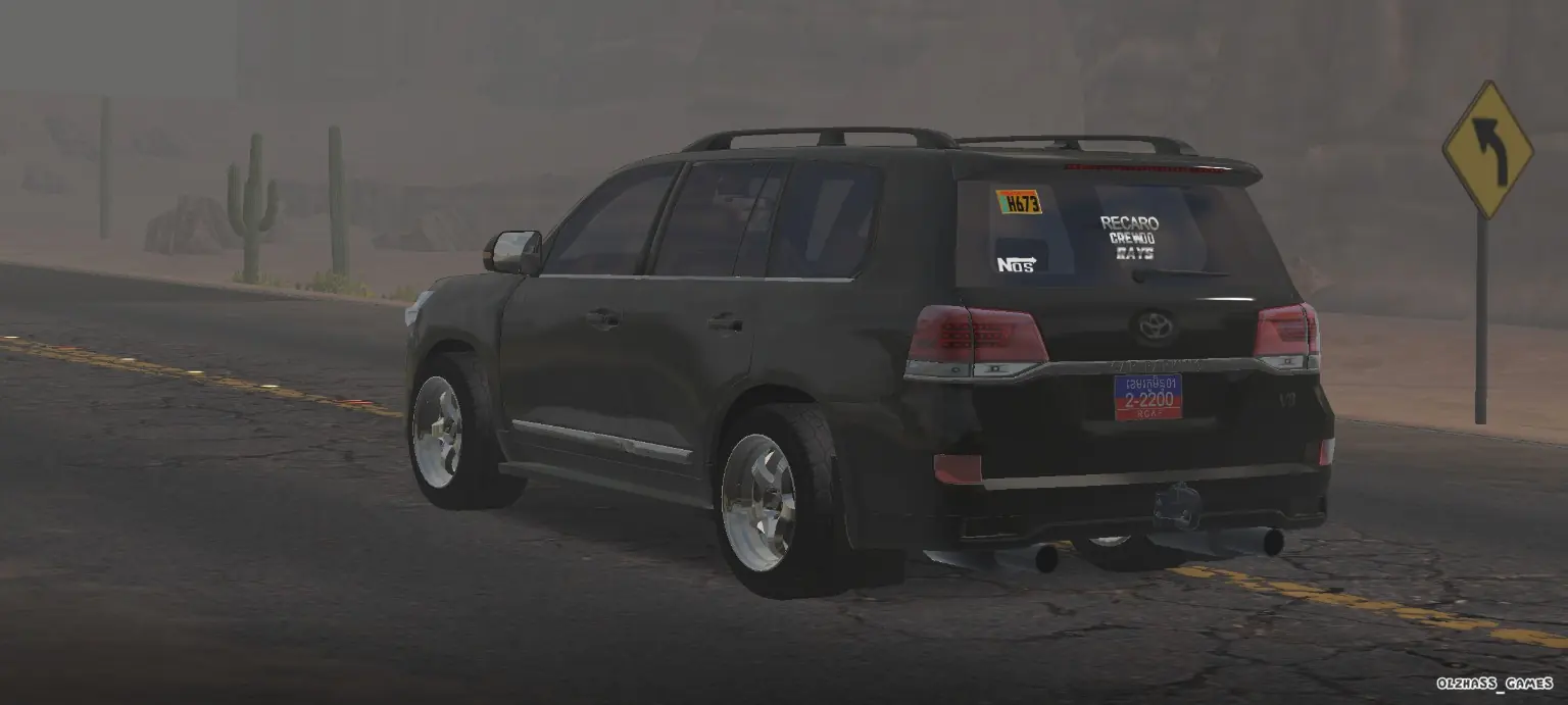 Land Cruiser V8 rear three-quarter view